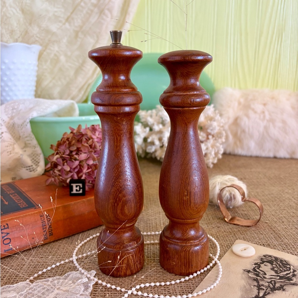 Vintage Wooden S&P Set 🪵